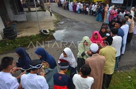 Tradisi Salaman Lebaran Antara Foto