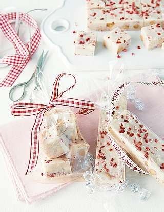 Weiße Schokolade Fudge mit Himbeeren und Macadamianüssen amicella de