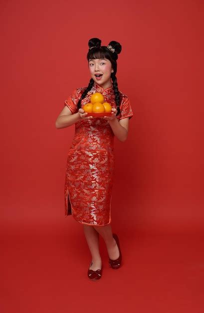 Enfants Fille Asiatique En Costume Traditionnel Rouge Donnant Des