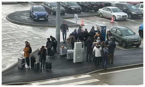 FOTO Dacă la terminalul Aeroportului Braşov nu se înghesuie nimeni