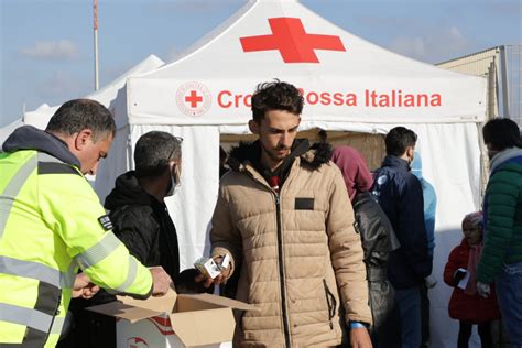 Sicilia Maxi Sbarco Da Migranti In Approdati A Messina