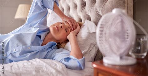 Foto De Menopausal Mature Woman Suffering With Insomnia In Bed At Home
