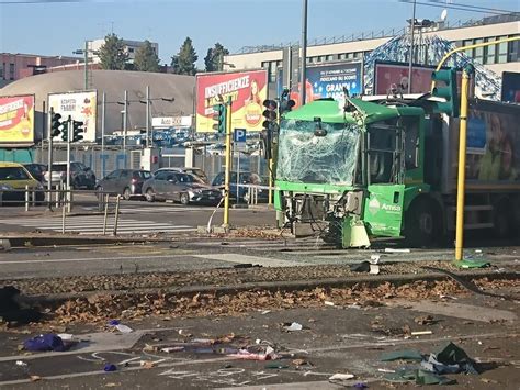 Milano Scontro Tra Bus E Camion Rifiuti Morta La Donna Rimasta Ferita