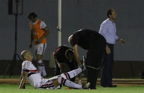 Maicon sofre lesão no tornozelo e vira dúvida para domingo Gazeta