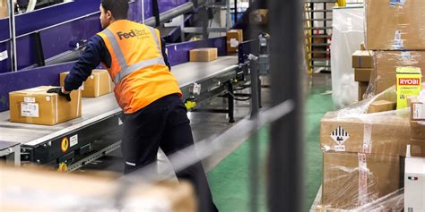 fedex earnings guidance lift  stock cost controls shines