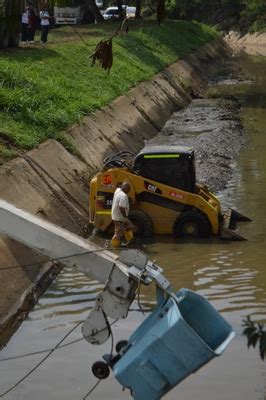 Limpiar canales de aguas lluvias la titánica tarea que adelantan los