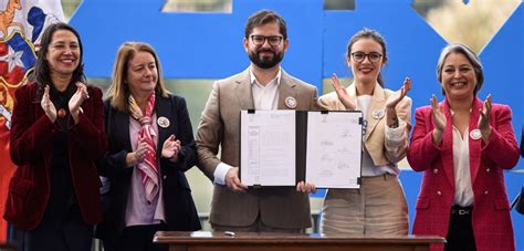 Gabriel Boric Promulg Ley Horas Que Reduce La Jornada Laboral