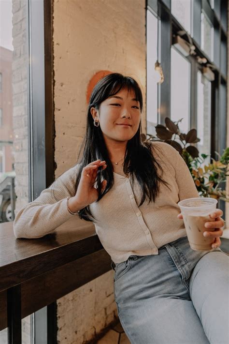 Coffee Shop Photo Shoot Poses Photoshoot Inspiration Aesthetic Cafe