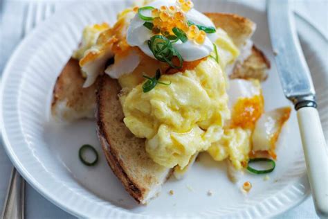 Oeufs brouillés nos recettes géniales pour un brunch entre amis ou un