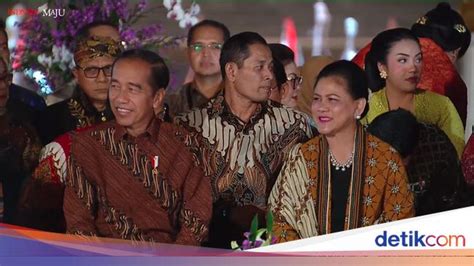 Istana Berbatik Jokowi Pakai Batik Parang Yang Biasa Dikenakan Raja