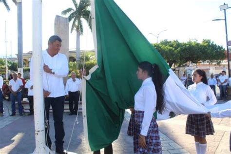 Natividad de los Santos iza la bandera nacional en conmemoración al CXI