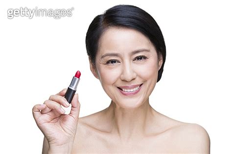 Beautiful mature woman with lipstick 이미지 a10788392 게티이미지뱅크