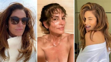 Cindy Crawford A Anni Il Selfie Che Lascia Tutti A Bocca Aperta