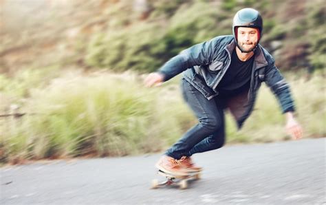 Skate esportivo e homem patinando na estrada para exercício físico ou