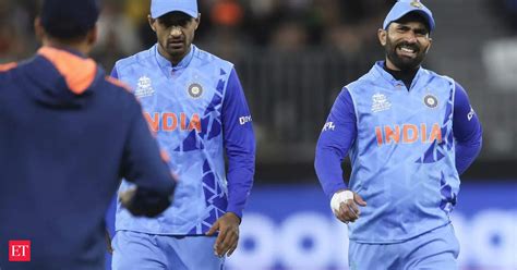 Dinesh Karthik Suffers Back Injury During T World Cup Match Against