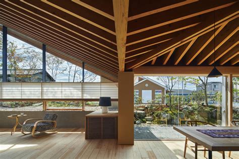 A House with a Butterfly Roof by UID Architects Pen ペン