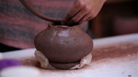 Creación de vasija en barro Museo arqueológico de Envigado YouTube