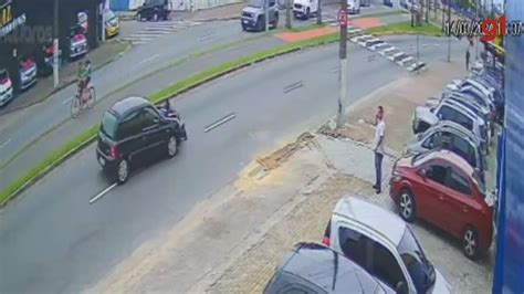 Vídeo Homem é atropelado após se pendurar no capô de carro em