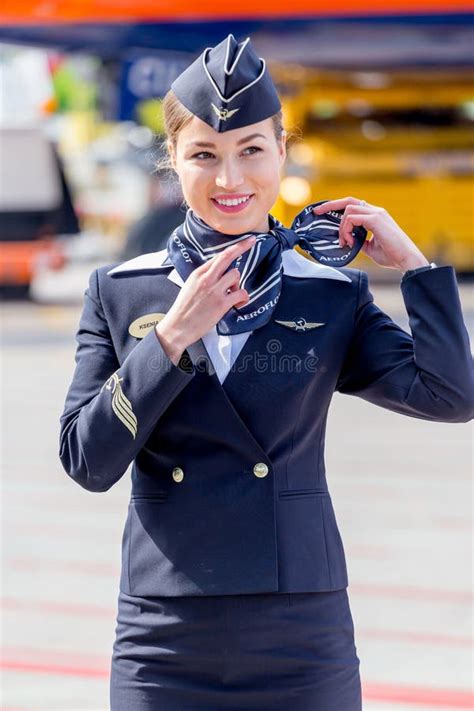 Azafata Hermosa Vestida En El Uniforme Azul Marino Oficial De Las