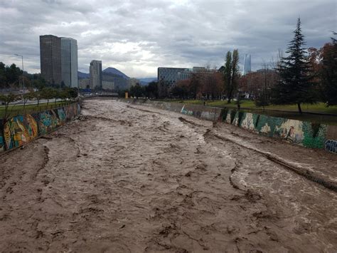 Dos Muertos Y Miles De Chilenos Aislados Por Lluvias Torrenciales En