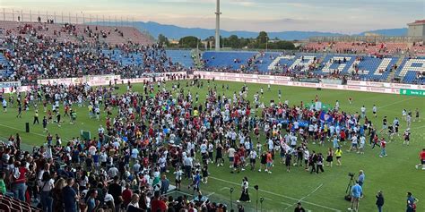 Cagliari Promosso In Serie A Tifosi Rubano La Coppa Dopo La Premiazione