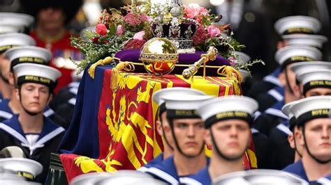 Previo a viajar a Windsor el Rey Carlos III deja una nota al féretro