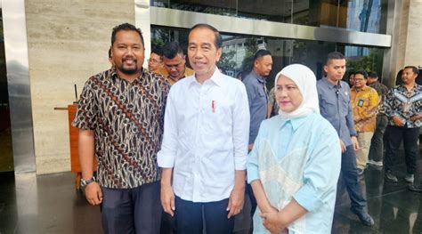 Caleg Helmax Alex Gembira Bisa Foto Bareng Dengan Pak Jokowi Waspada