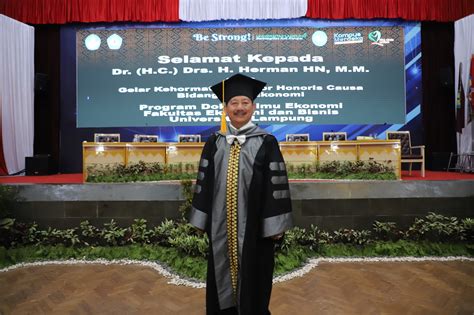 Unila Anugerahi Herman HN Doktor Honoris Causa Bidang Ilmu Ekonomi