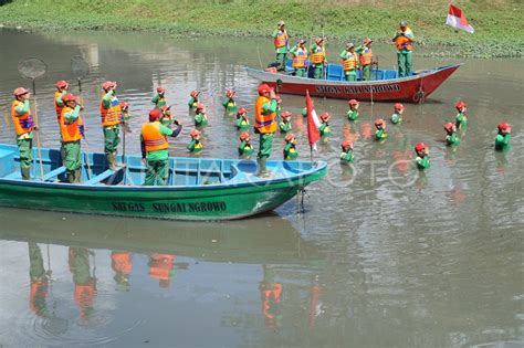 UPACARA KEMERDEKAAN DI TENGAH SUNGAI NGROWO ANTARA Foto