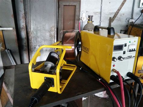 Yellow Three Phase Mig Welding Machine 250 Amp 3 Phase N A Capacity 0 8 Wire Is Suitable