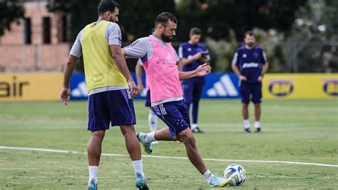 Luciano Cast N Treina E Wallisson Segue Como D Vida No Cruzeiro