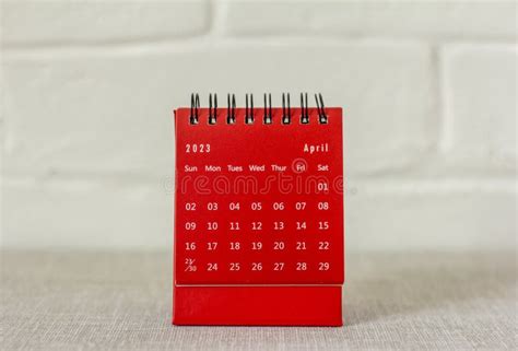 Calendario De Escritorio Para Abril De 2023 Sobre Un Fondo Ligero