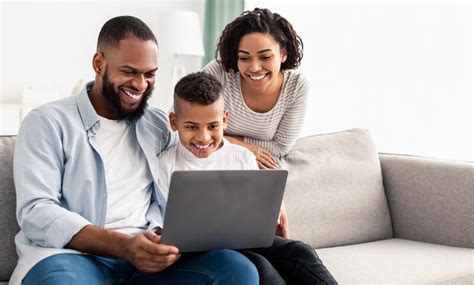 Fam Lia Africana Feliz Usando Laptop Na Sala De Estar Imagem De Stock