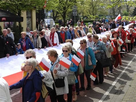 Przeszli Ze Stumetrow Flag Przez Ulic Maja Dzie Flagi We W Oc Awku