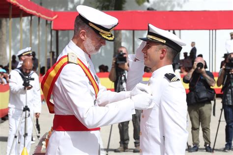 Felipe VI Entrega Los Reales Despachos De Empleo En La Escuela De