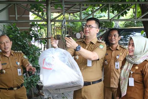 KEC BENDA Peduli Lingkungan Kecamatan Benda Rutin Sedekah Sampah