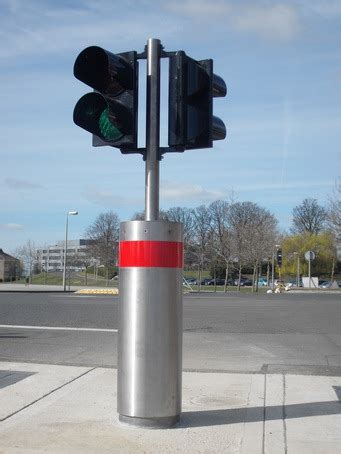 Avon Sb Cr Scimitar Pas Static Bollard Avon Barrier Esi