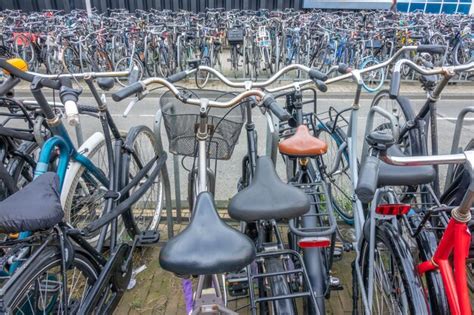 Estacionamento De Bicicleta Gigante Na Esta O Central De Amsterd