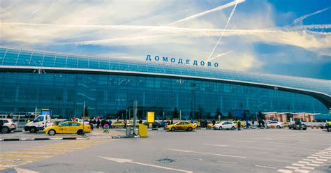 Jaf ca n filme pe aeroportul din Moscova Bărbați înarmați cu