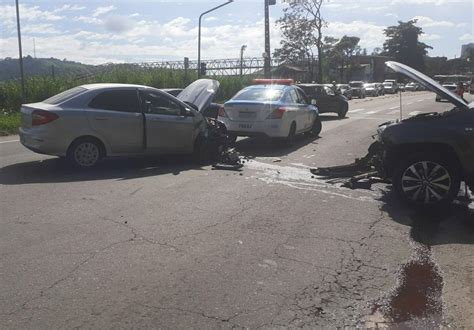 Acidente envolvendo dois carros deixa motorista ferida na Lúcio Meira