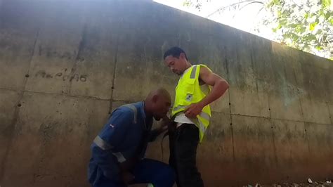 Trabalhadores transando escondido atrás da obra no horário de trabalho XVIDEOS