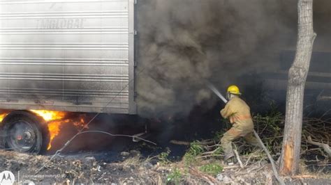 Controlan incendio en corralón de Veracruz hay 300 vehículos dañados