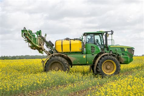 Pulverizador De John Deere R I Que Pulveriza No Campo De Rso Imagem