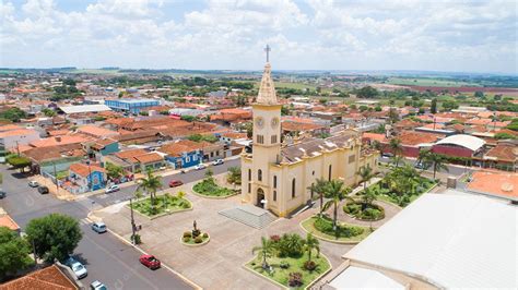 Imagem aérea da cidade de Brodowski igreja Brasil download Designi