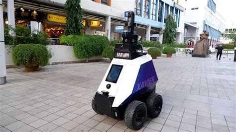 Singapour D Ploie Des Robots De Surveillance Autonome Dans Les Rues