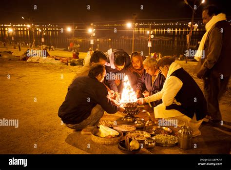 Hindu rituals hi-res stock photography and images - Alamy