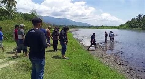 Rusak Aliran Sungai Batang Gadis Puluhan Warga Satroni Perusahaan