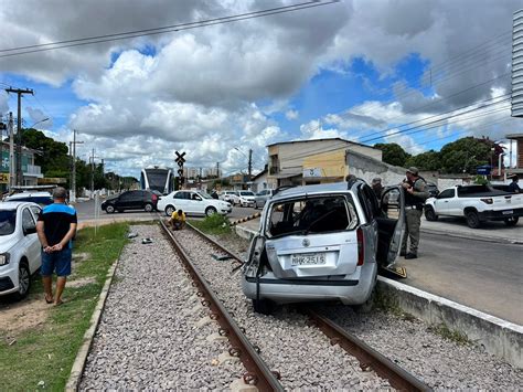 Trem bate em carro parado em passagem de nível na Grande Natal