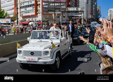 Le Pape François dans son popemobile accueilli par les pèlerins alors