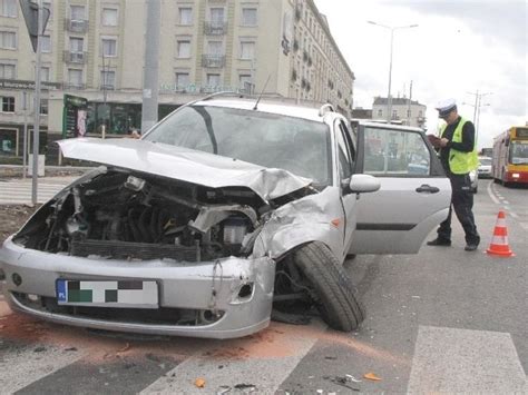 Wypadek W Kielcach Autobus Zderzy Si Z Samochodem Osobowym Zdj Cia